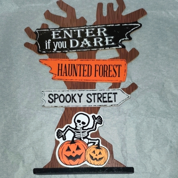 Halloween Tree Sign with Skeleton and Pumpkins - Picture 1 of 2